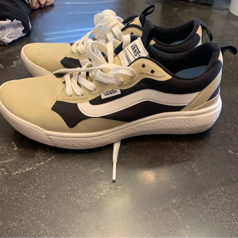 Vans Women's Black and Cream Sneakers